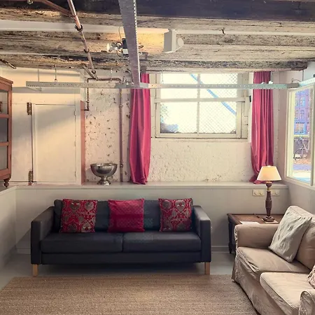 Top-notch Along Canal In Historic Centre Bed & Breakfast 4*