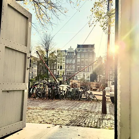 Top-notch Along Canal In Historic Centre Bed & Breakfast