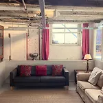 Top-notch Space Along Canal In Historic Centre Bed & Breakfast 4*