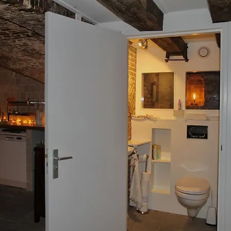 Panzió Top-notch Along Canal In Historic Centre 4*