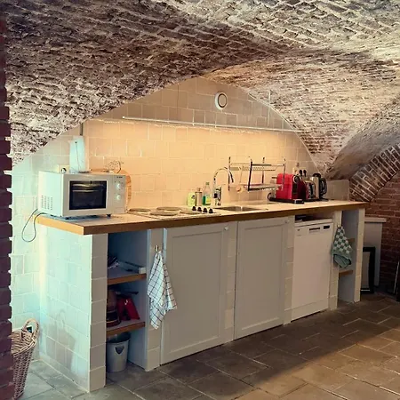 Panzió Top-notch Along Canal In Historic Centre 4*