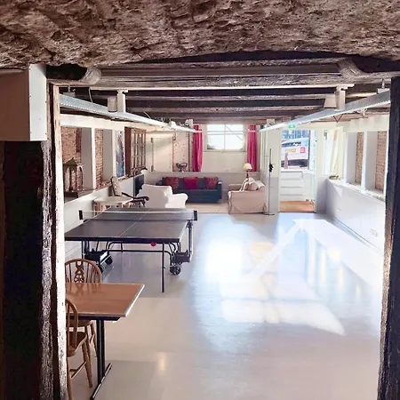 Panzió Top-notch Along Canal In Historic Centre